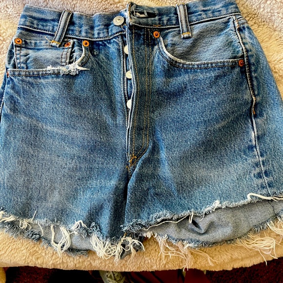 Levi’s mom Jean shorts - Picture 2 of 2